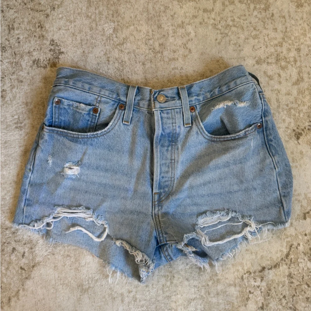 Levi Size 27 Cutoff Shorts, Light Wash - Picture 1 of 1